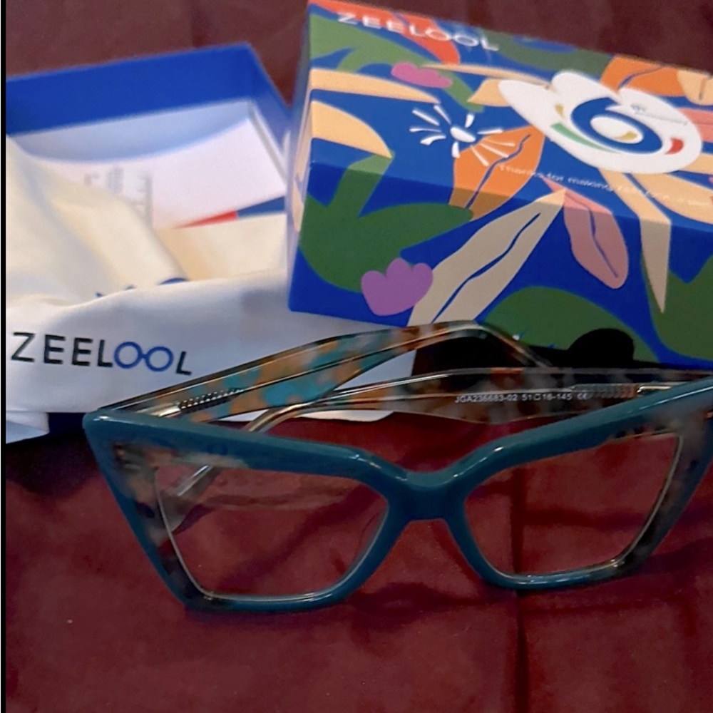 New. Fashionable eye wear. clear lens.